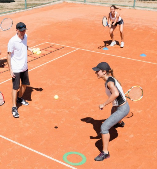 Clase grupal de tenis para niños